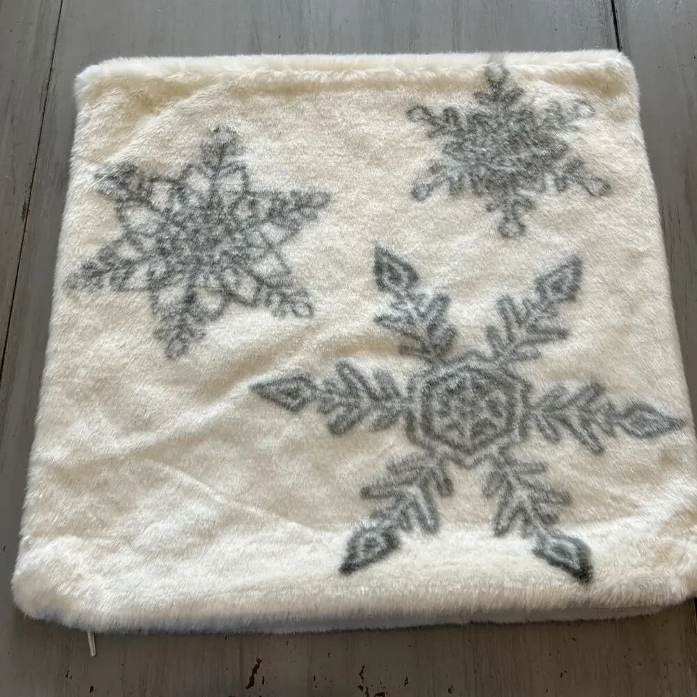 Pottery Barn Cream Gray Snowflake Print Faux Fur 18
